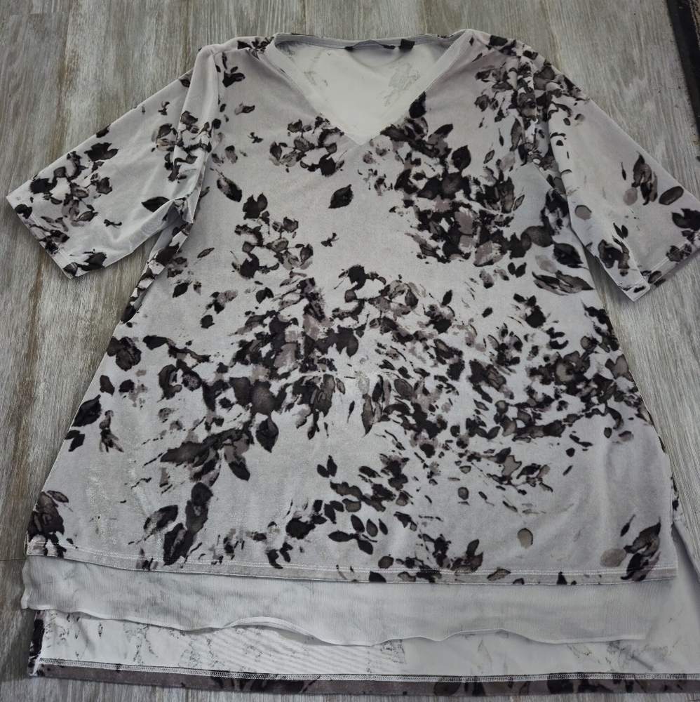 H by Halston Black and Grey Print Short Sleeve Shirt